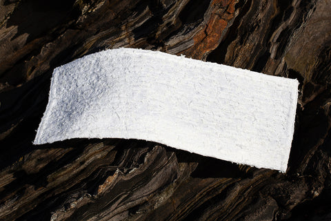 The white tweed horizontal panel is an exclusive unique sustainable piece made in France. It is made to be attached to the essential pieces to personalize them and wear them your unique way.