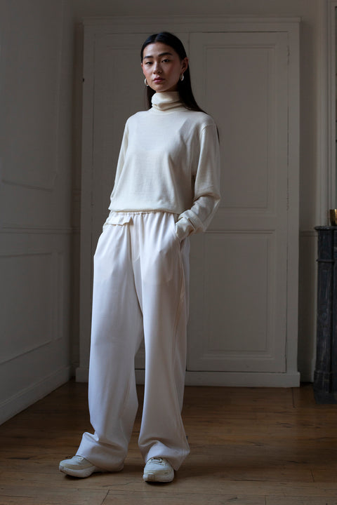 SiJia is wearing the White Canvas essentails loose fit wool trousers