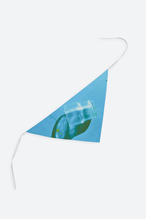 The Glass triangular panel and bandana is made from deadstock cotton poplin. The bandana has an exclusive print of a photo by the photographer Henrique Soares. Attach the panel to the essential pieces to personalize them and wear them your unique way. It is the perfect creative summer accessory.