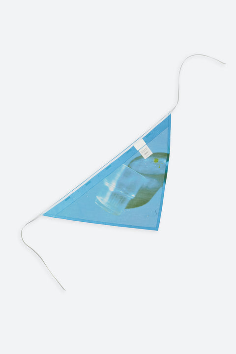 The Glass triangular panel and bandana is made from deadstock cotton poplin. The bandana has an exclusive print of a photo by the photographer Henrique Soares. Attach the panel to the essential pieces to personalize them and wear them your unique way. It is the perfect creative summer accessory.