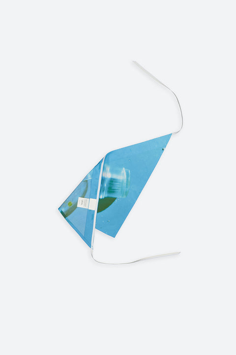The Glass triangular panel and bandana is made from deadstock cotton poplin. The bandana has an exclusive print of a photo by the photographer Henrique Soares. Attach the panel to the essential pieces to personalize them and wear them your unique way. It is the perfect creative summer accessory.