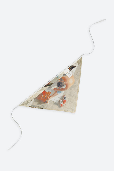 The Newspaper triangular panel and bandana is made from deadstock cotton poplin. The bandana has an exclusive print of a photo by the photographer Henrique Soares. Attach the panel to the essential pieces to personalize them and wear them your unique way. It is the perfect creative summer accessory.