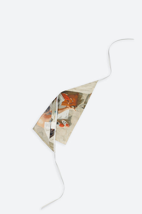 The Newspaper triangular panel and bandana is made from deadstock cotton poplin. The bandana has an exclusive print of a photo by the photographer Henrique Soares. Attach the panel to the essential pieces to personalize them and wear them your unique way. It is the perfect creative summer accessory.