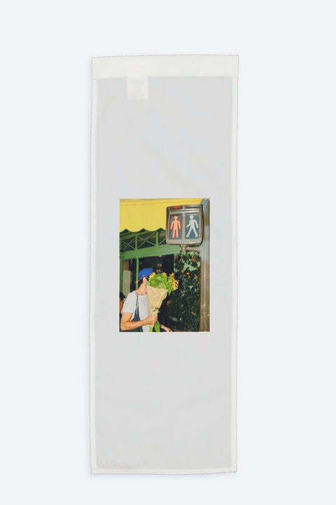 The Flower guy vertical panel is made from deadstock cotton poplin. The panel has an exclusive print of a photo by the photographer Henrique Soares. Attach the panel to the essential pieces to personalize them and wear them your unique way. It is the perfect creative summer accessory.