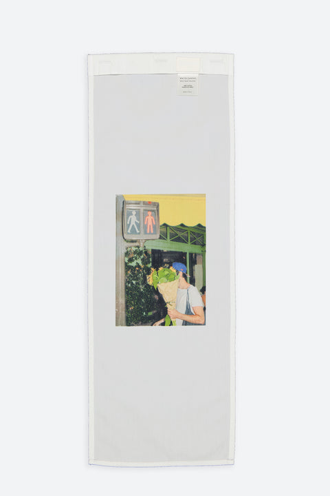 The Flower guy vertical panel is made from deadstock cotton poplin. The panel has an exclusive print of a photo by the photographer Henrique Soares. Attach the panel to the essential pieces to personalize them and wear them your unique way. It is the perfect creative summer accessory.
