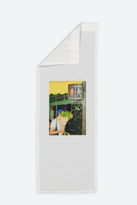 The Flower guy vertical panel is made from deadstock cotton poplin. The panel has an exclusive print of a photo by the photographer Henrique Soares. Attach the panel to the essential pieces to personalize them and wear them your unique way. It is the perfect creative summer accessory.