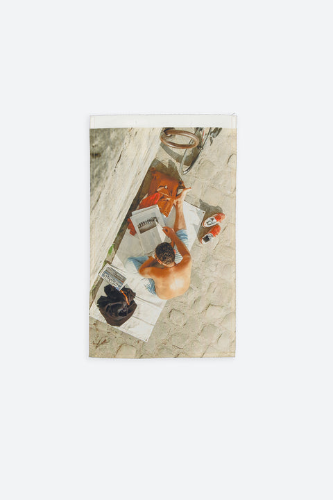 The Newspaper vertical panel is made from deadstock cotton poplin. The panel has an exclusive print of a photo by the photographer Henrique Soares. Attach the panel to the essential pieces to personalize them and wear them your unique way. It is the perfect creative summer accessory.