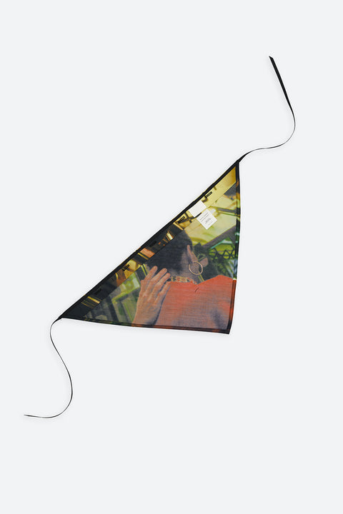 The Hand triangular panel and bandana is made from deadstock cotton poplin. The bandana has an exclusive print of a photo by the photographer Henrique Soares. Attach the panel to the essential pieces to personalize them and wear them your unique way. It is the perfect creative summer accessory.