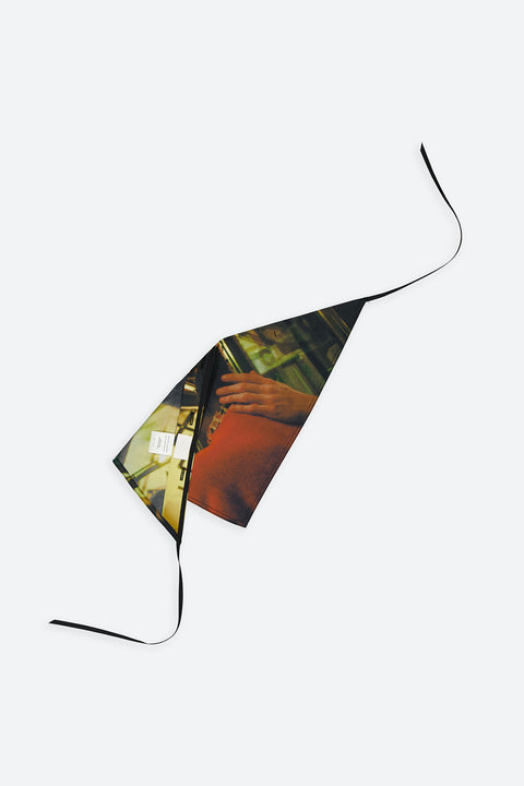 The Hand triangular panel and bandana is made from deadstock cotton poplin. The bandana has an exclusive print of a photo by the photographer Henrique Soares. Attach the panel to the essential pieces to personalize them and wear them your unique way. It is the perfect creative summer accessory.