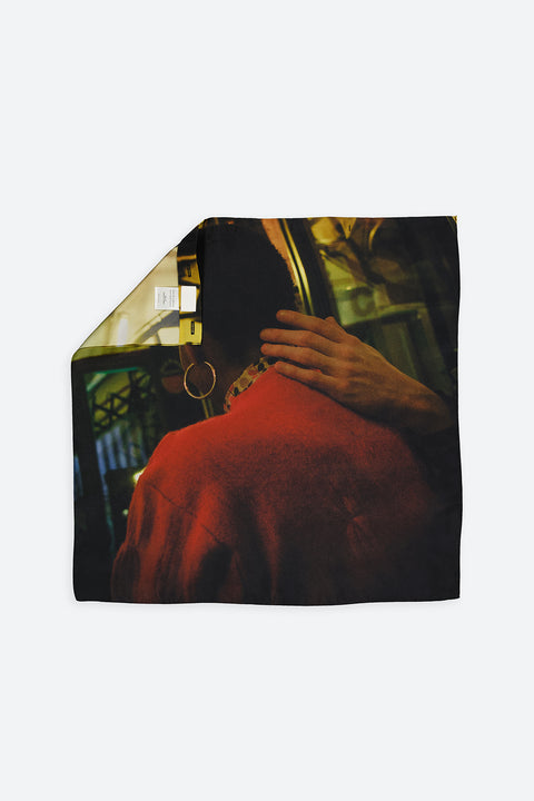 The Hand foulard and square panel is made from a qualitative silk fabric. The foulard is printed in France with an exclusive photo by the photographer Henrique Soares. Wear the foulard alone or attach it to the essential pieces to personalize them and wear them your unique way. Your perfect autumn accessory. White Canvas x Henrique Soares creative collaboration.