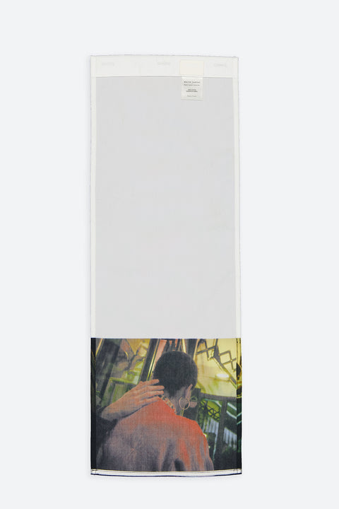 The Hand vertical panel is made from deadstock cotton poplin. The panel has an exclusive print of a photo by the photographer Henrique Soares. Attach the panel to the essential pieces to personalize them and wear them your unique way. It is the perfect creative autumn accessory.