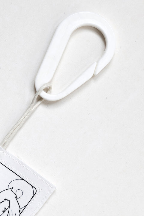 THE TWO OF CUPS tag is made from leftover deadstock white cotton poplin. The black and white tag has an exclusive design inspired by tarot cards drawn by the artist Maria Robla and is printed in collaboration with RoStudio. Wear the tag alone or attach it to the essential pieces to personalize them. The tag is sold with key holder in recycled plastic made in collaboration with Samji Atelier. White Canvas x Maria Robla.