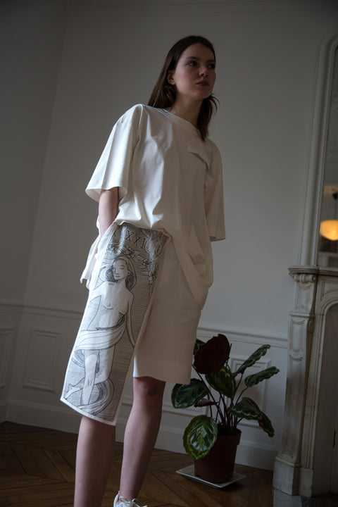 Dalva is wearing White Canvas sustainable off white cotton jersey oversized, genderless, seasonless t-shirt, one size. The off white cotton jersey t-shirt has minimal modern aesthetics design allowing comfort and bringing self-confidence. This unique piece is made locally in Paris to reduce environmental impact and guarantee high quality and durability of the products. 