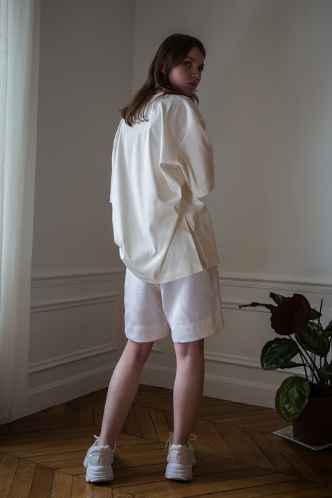 Dalva is wearing White Canvas sustainable off white cotton jersey oversized, genderless, seasonless t-shirt, one size. The off white cotton jersey t-shirt has minimal modern aesthetics design allowing comfort and bringing self-confidence. This unique piece is made locally in Paris to reduce environmental impact and guarantee high quality and durability of the products