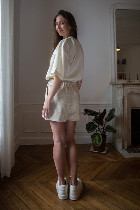 Lena is wearing White Canvas sustainable light weight oversized, genderless, seasonless t-shirt, one size. The light weight t-shirt has minimal modern aesthetics design allowing comfort and bringing self-confidence. This unique piece is made locally in Paris to reduce environmental impact and guarantee high quality and durability of the products. 