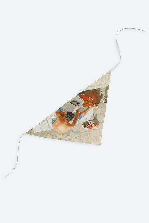 The Newspaper triangular panel and bandana is made from deadstock cotton poplin. The bandana has an exclusive print of a photo by the photographer Henrique Soares. Attach the panel to the essential pieces to personalize them and wear them your unique way. It is the perfect creative summer accessory.