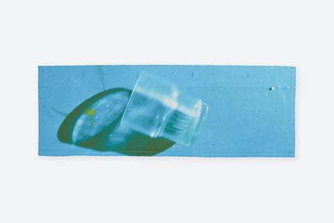 The glass horizontal panel is made from deadstock cotton poplin. The panel has an exclusive print of a photo by the photographer Henrique Soares. Attach the panel to the essential pieces to personalize them and wear them your unique way. It is the perfect creative summer accessory.