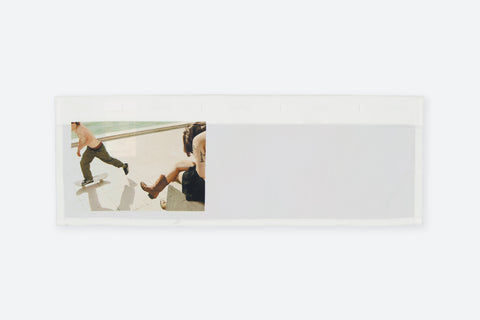 The Skater horizontal panel is made from deadstock cotton poplin. The panel has an exclusive print of a photo by the photographer Henrique Soares. Attach the panel to the essential pieces to personalize them and wear them your unique way. It is the perfect creative summer accessory.