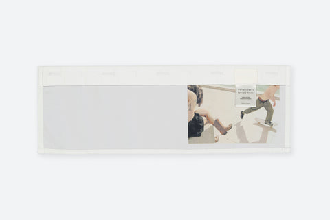 The Skater horizontal panel is made from deadstock cotton poplin. The panel has an exclusive print of a photo by the photographer Henrique Soares. Attach the panel to the essential pieces to personalize them and wear them your unique way. It is the perfect creative summer accessory.