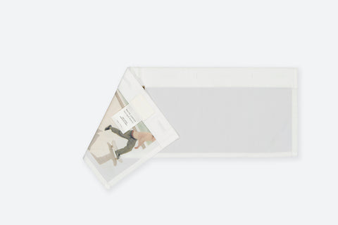 The Skater horizontal panel is made from deadstock cotton poplin. The panel has an exclusive print of a photo by the photographer Henrique Soares. Attach the panel to the essential pieces to personalize them and wear them your unique way. It is the perfect creative summer accessory.