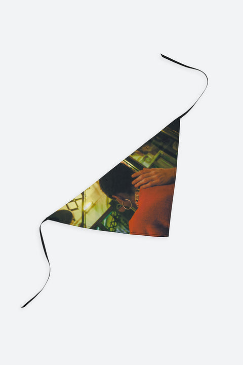The Hand triangular panel and bandana is made from deadstock cotton poplin. The bandana has an exclusive print of a photo by the photographer Henrique Soares. Attach the panel to the essential pieces to personalize them and wear them your unique way. It is the perfect creative summer accessory.