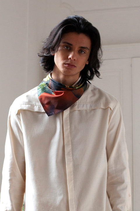 Medhi is wearing the White Canvas essential shirt styled with the Hand triangular panel and bandana made from deadstock cotton poplin. The bandana has an exclusive print of a photo by the photographer Henrique Soares. Attach the panel to the essential pieces to personalize them and wear them your unique way. It is the perfect creative summer accessory.