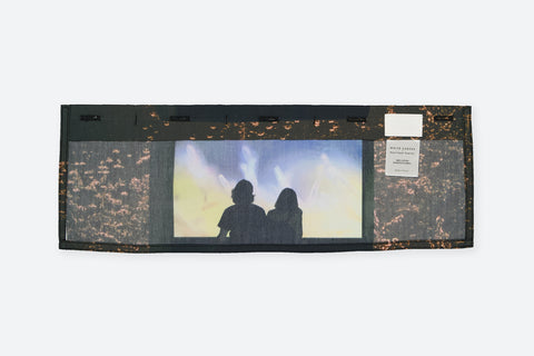 The Shadows horizontal panel is made from deadstock cotton poplin. The panel has an exclusive print of a photo by the photographer Henrique Soares. Attach the panel to the essential pieces to personalize them and wear them your unique way. It is the perfect creative summer accessory.
