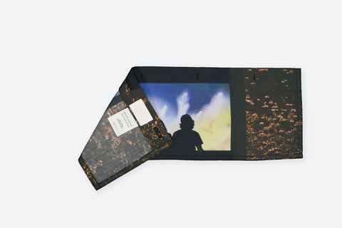 The Shadows horizontal panel is made from deadstock cotton poplin. The panel has an exclusive print of a photo by the photographer Henrique Soares. Attach the panel to the essential pieces to personalize them and wear them your unique way. It is the perfect creative summer accessory.