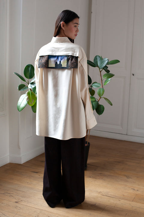 SiJia is wearing the White Canvas ESSENTIAL SHIRT styled with the Shadows horizontal panel made from deadstock white cotton poplin. The panel has an exclusive print of a photo by the photographer Henrique Soares. Attach the panel to the essential pieces to personalize them and wear them your unique way. It is the perfect creative autumn accessory.