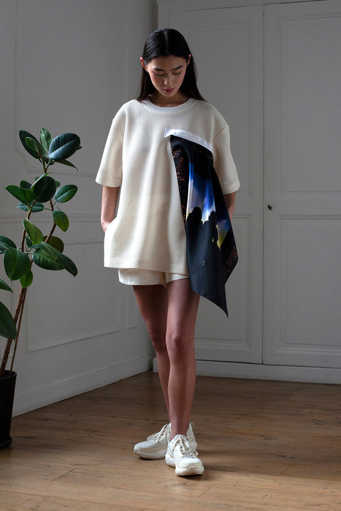 SiJia is wearing the White Canvas mesh r-shirt styled with the Shadows foulard and square panel made from a qualitative silk fabric. The foulard is printed in France with an exclusive photo by the photographer Henrique Soares. Wear the foulard alone or attach it to the essential pieces to personalize them and wear them your unique way. Your perfect summer accessory. White Canvas x Henrique Soares creative collaboration.