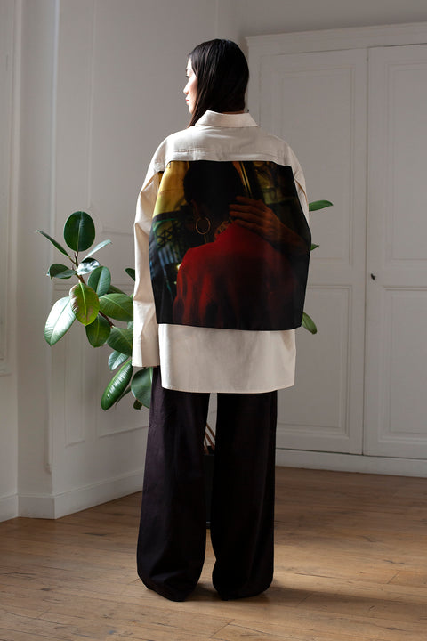SiJia is wearing the White Canvas ESSENTIAL SHIRT styled with the Hand foulard and square panel made from a qualitative silk fabric. The foulard is printed in France with an exclusive photo by the photographer Henrique Soares. Wear the foulard alone or attach it to the essential pieces to personalize them and wear them your unique way. Your perfect summer accessory. White Canvas x Henrique Soares creative collaboration.