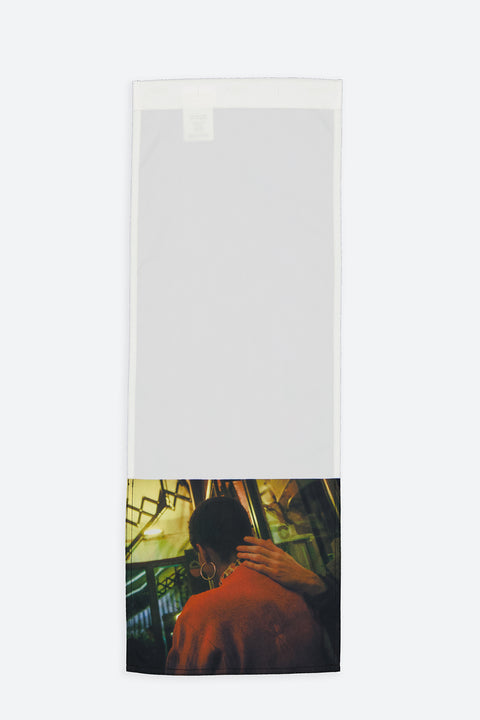 The Hand vertical panel is made from deadstock cotton poplin. The panel has an exclusive print of a photo by the photographer Henrique Soares. Attach the panel to the essential pieces to personalize them and wear them your unique way. It is the perfect creative autumn accessory.