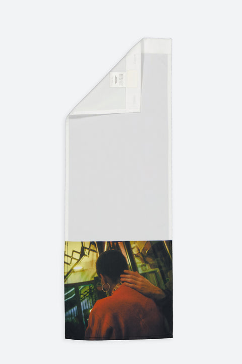 The Hand vertical panel is made from deadstock cotton poplin. The panel has an exclusive print of a photo by the photographer Henrique Soares. Attach the panel to the essential pieces to personalize them and wear them your unique way. It is the perfect creative autumn accessory.