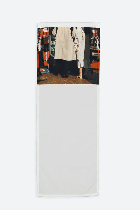 The Trench Coat vertical panel is made from deadstock cotton poplin. The panel has an exclusive print of a photo by the photographer Henrique Soares. Attach the panel to the essential pieces to personalize them and wear them your unique way. It is the perfect creative autumn accessory.