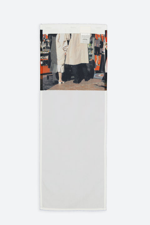 The Trench Coat vertical panel is made from deadstock cotton poplin. The panel has an exclusive print of a photo by the photographer Henrique Soares. Attach the panel to the essential pieces to personalize them and wear them your unique way. It is the perfect creative autumn accessory.