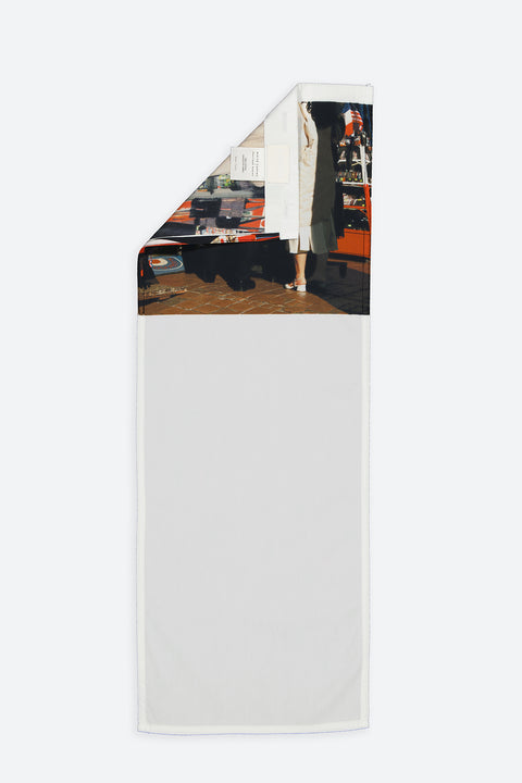 The Trench Coat vertical panel is made from deadstock cotton poplin. The panel has an exclusive print of a photo by the photographer Henrique Soares. Attach the panel to the essential pieces to personalize them and wear them your unique way. It is the perfect creative autumn accessory.