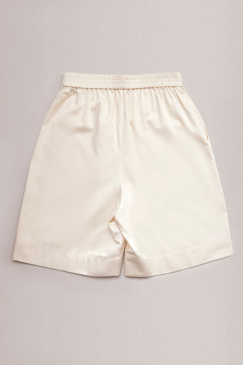 The Essential short has minimal modern aesthetics design allowing comfort and bringing self-confidence. A limited-edition production is made locally in France to reduce environmental impact and guarantee high quality and durability of the products.