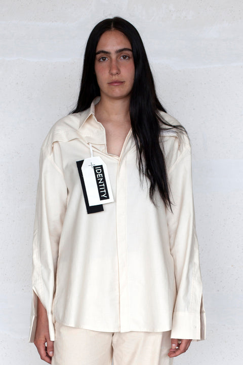 The White Canvas ESSENTIAL SHIRT with a limited edition tag made in white and black cotton poplin leftover deadstock fabrics and with black artisanal eco-friendly screen print done locally in Paris in collaboration with RoStudio. Attach the panel to the essential pieces to personalize them and wear them your unique way. The tag is sold with key holder in recycled plastic made in collaboration with Samji Atelier