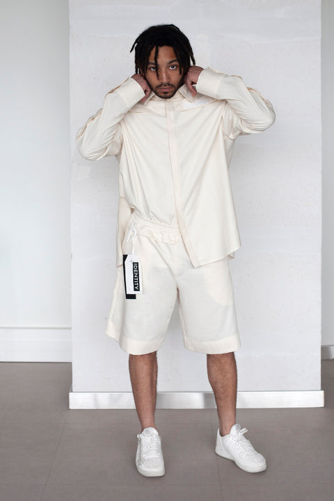 The White Canvas ESSENTIAL SHIRT and SHORT with a limited edition tag made in white and black cotton poplin leftover deadstock fabrics and with black artisanal eco-friendly screen print done locally in Paris in collaboration with RoStudio. Attach the panel to the essential pieces to personalize them and wear them your unique way. The tag is sold with key holder in recycled plastic made in collaboration with Samji Atelier